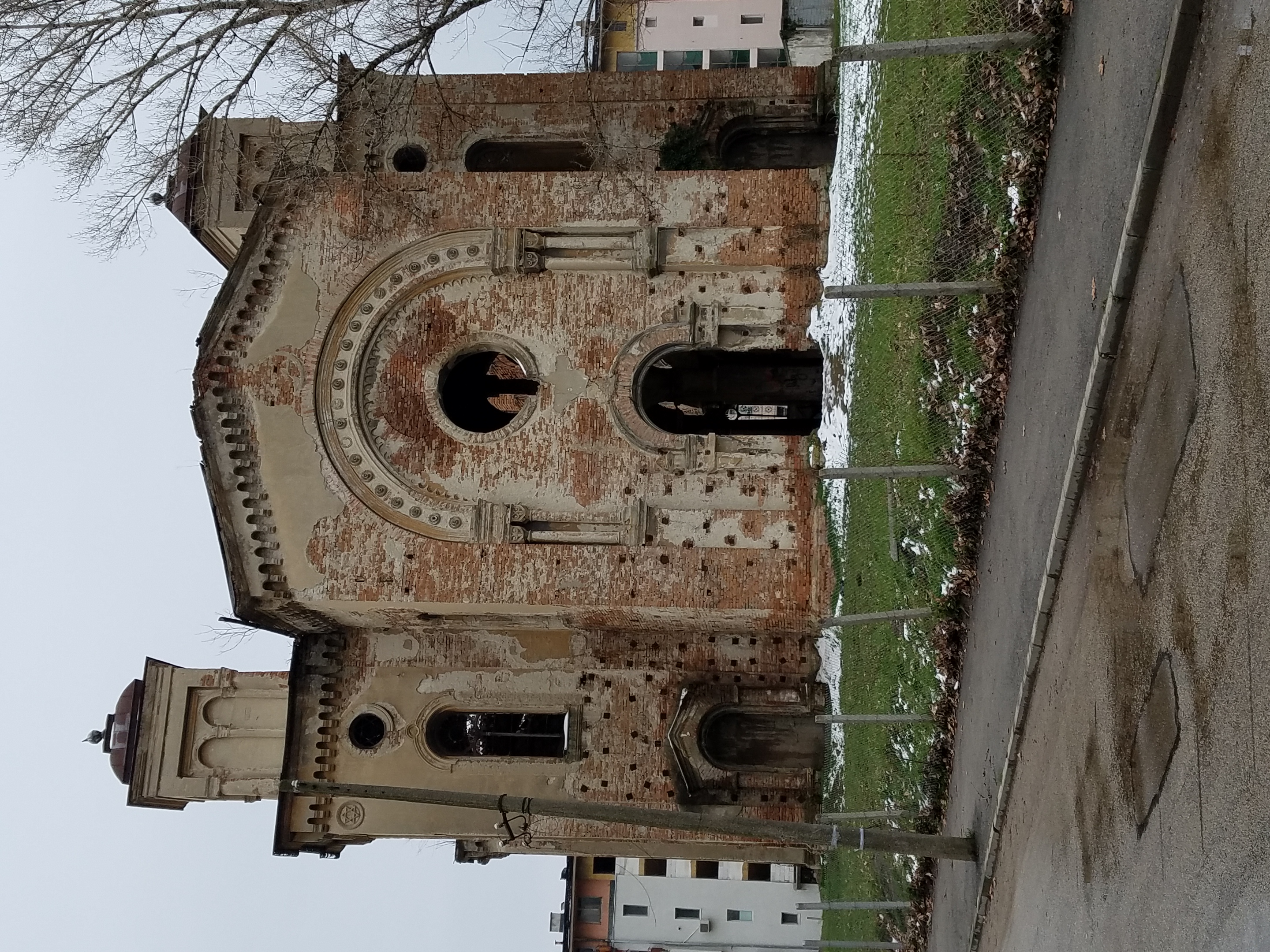 Vidin Synagogue, completed in 1894, was the second largest synagogue in Bulgaria. Most of its congregation emigrated to Israel following World War II. Seized by the state in 1950, the synagogue is now in ruins, but there are plans to restore it as a museum.