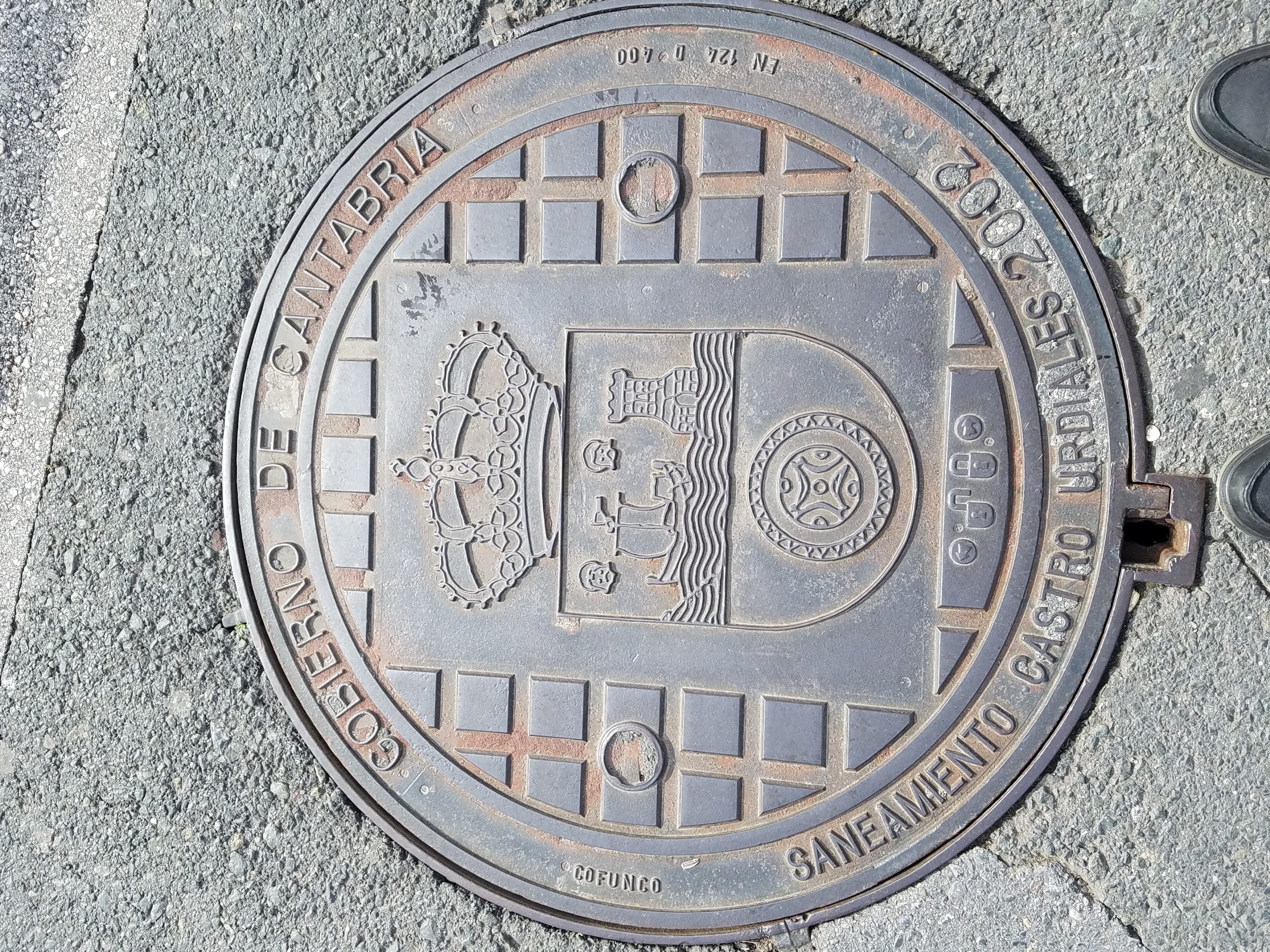 Town seal of Castro Urdiales on a manhole cover.