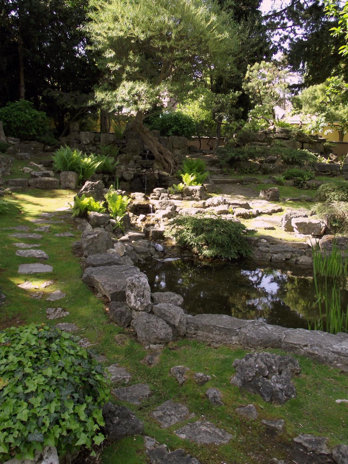 The oriental garden on the grounds of Schoenbrunn Palace in Vienna lies next to the Tiergarten (Zoo). 