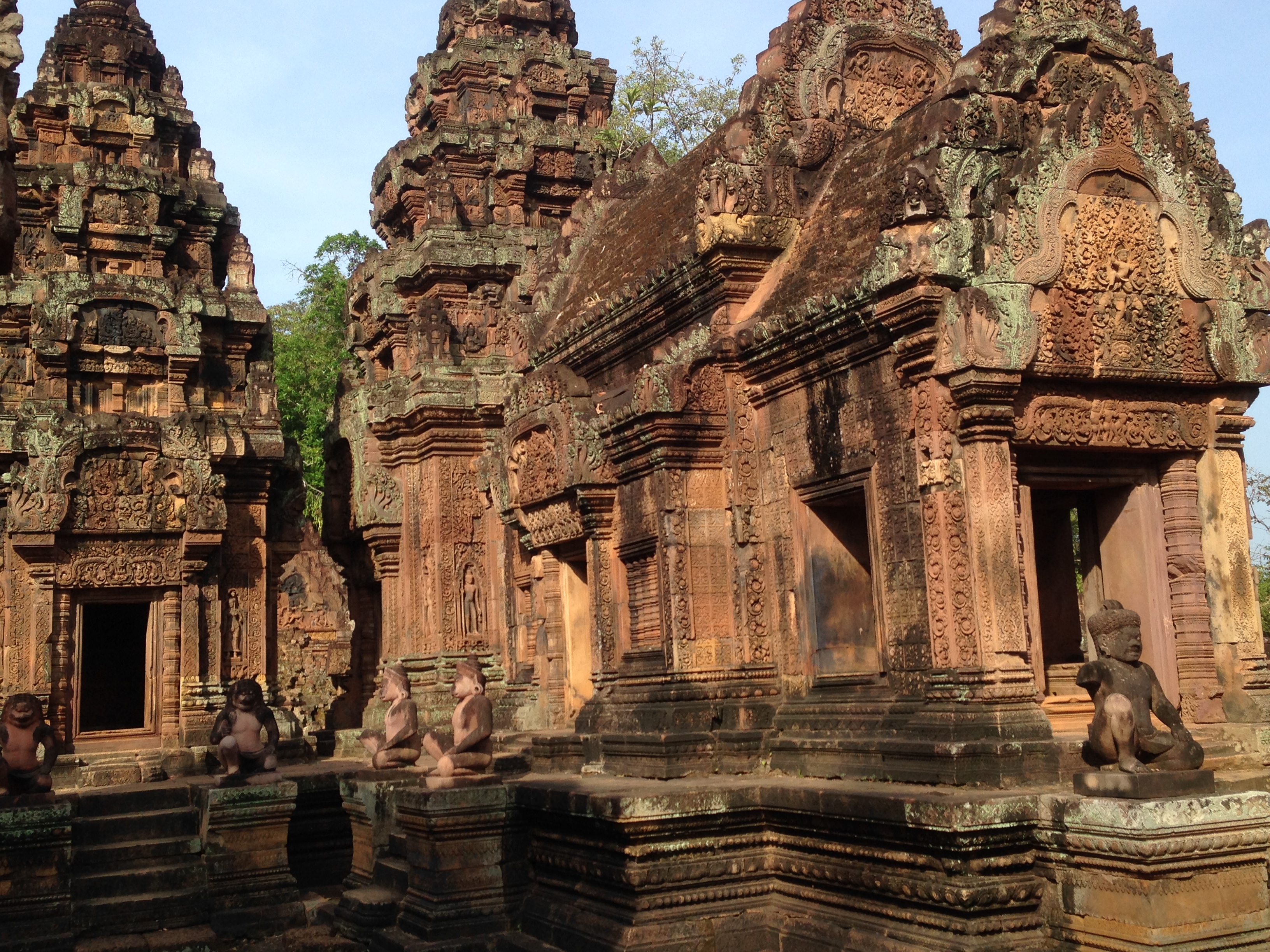 Mandapas (pillared halls) at Banteay Srei. 