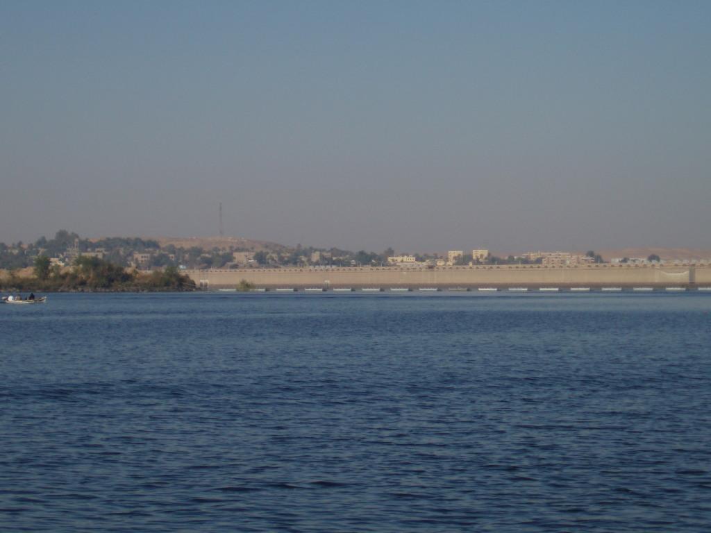 The old dam in Aswan was built by the British between 1898 and 1902 using blocks of granite. It can hold up to 5.35 billion cu m (7 billion cu yd) of water.