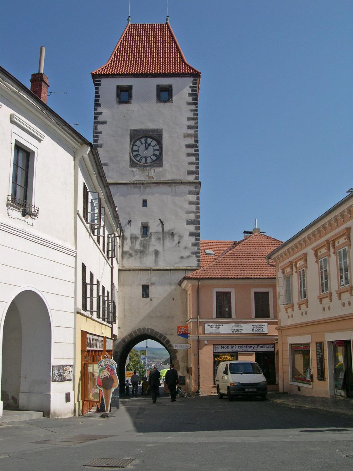 The Prague Gate in the town square of Melnik dates from 1500 when the portal was part of an old medieval fortress. Today its lower floor is a café. 