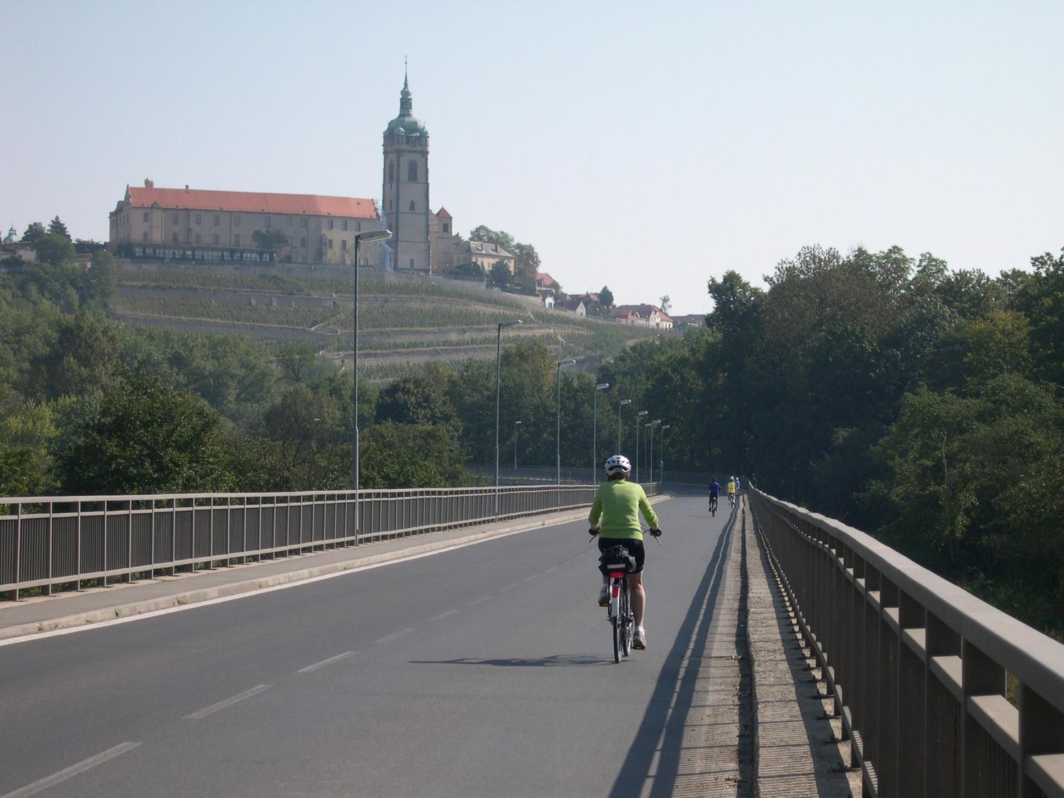 The town of Melnik lies some 35 km (22 mi) north of Prague - at the confluence of the Labe and Vltava rivers - in the agricultural region of the Czech Republic. The town's strategic location allows it to serve as one of the largest river ports in the country. 