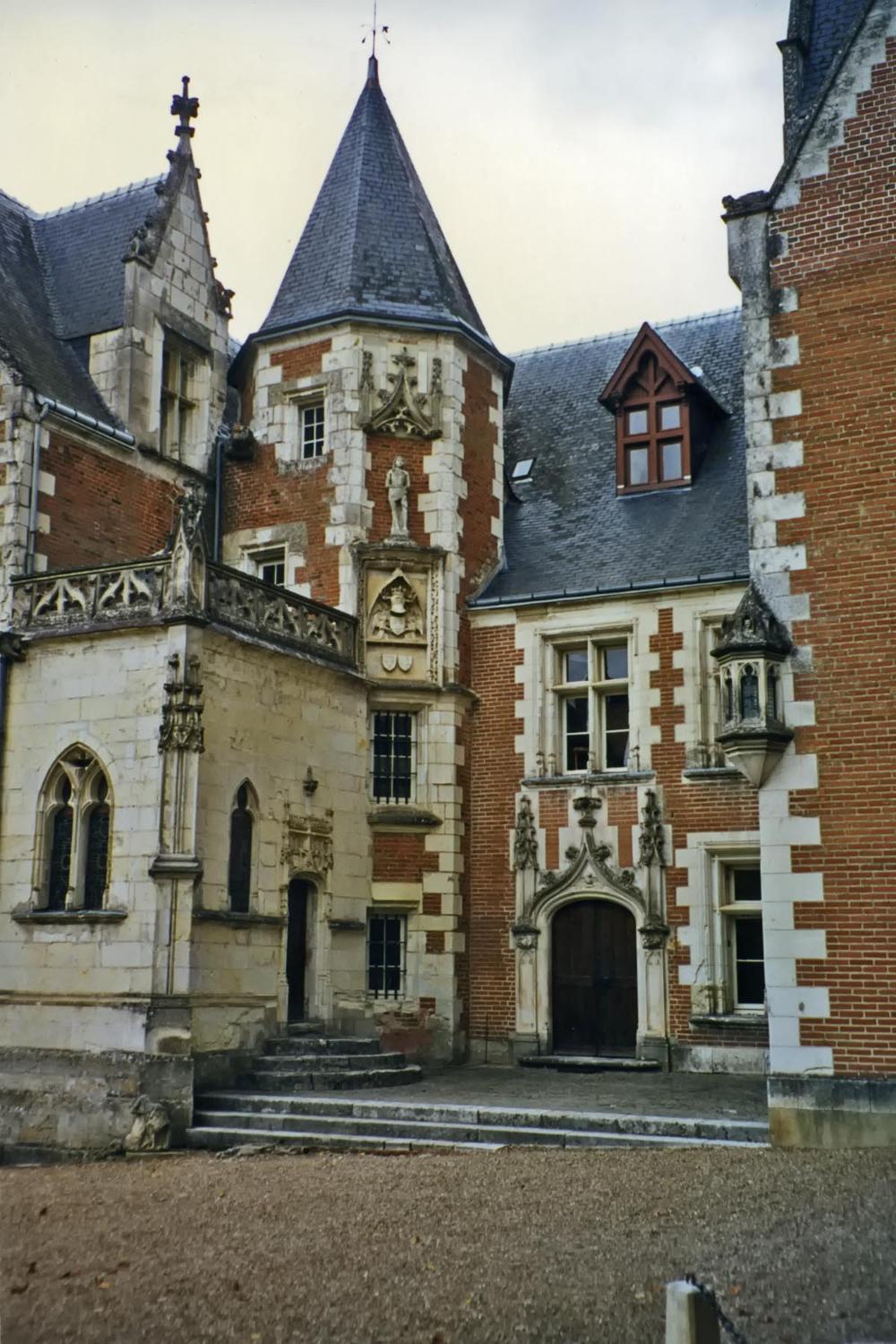 The mansion of Clos Luce in Amboise is connected to the nearby royal Chateau by an underground passageway. It served as the residence of Leonardo da Vinci for the last three years of his life (1516-1519). The mansion currently is the museum for the surrounding region and displays 40 models of machines developed by Leonardo.