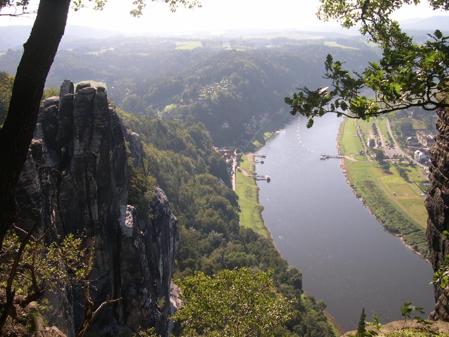 A view showing the town of Rathen on the Elbe River. Niederrathen (Lower Rathen) on the left connects to Oberrathen (Upper Rathen) on the right by ferry.