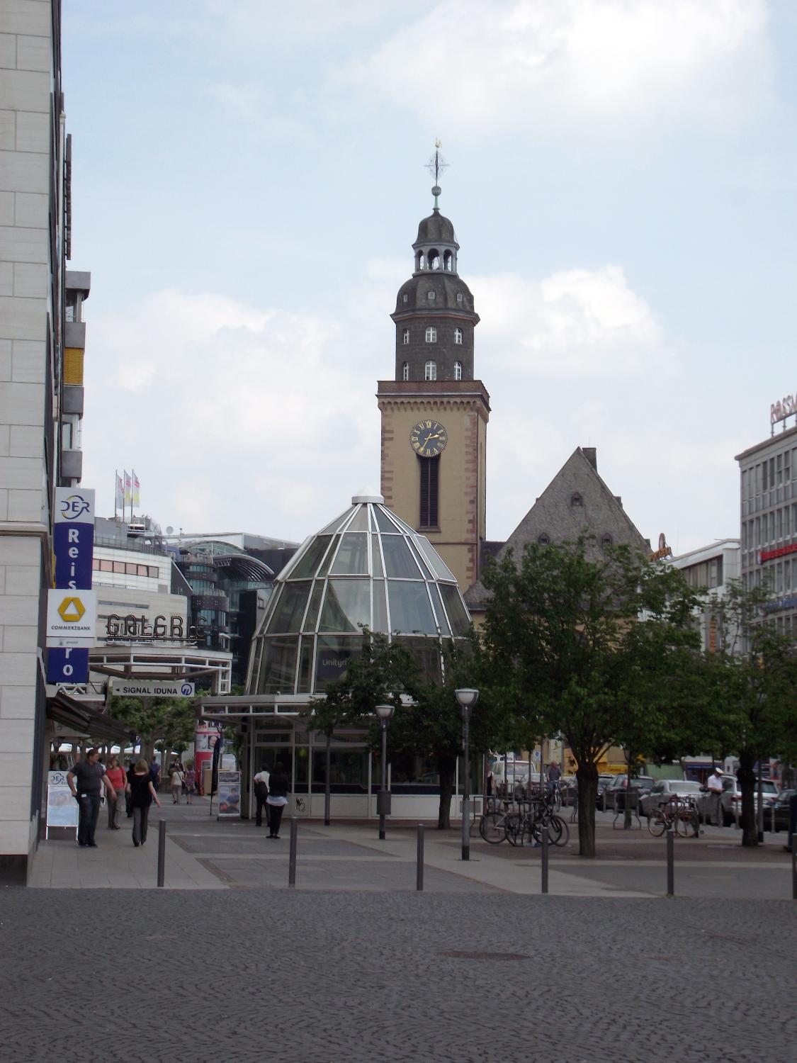 An area of the Hauptwache plaza in Frankfurt. In the background is St. Catherine's Church. 