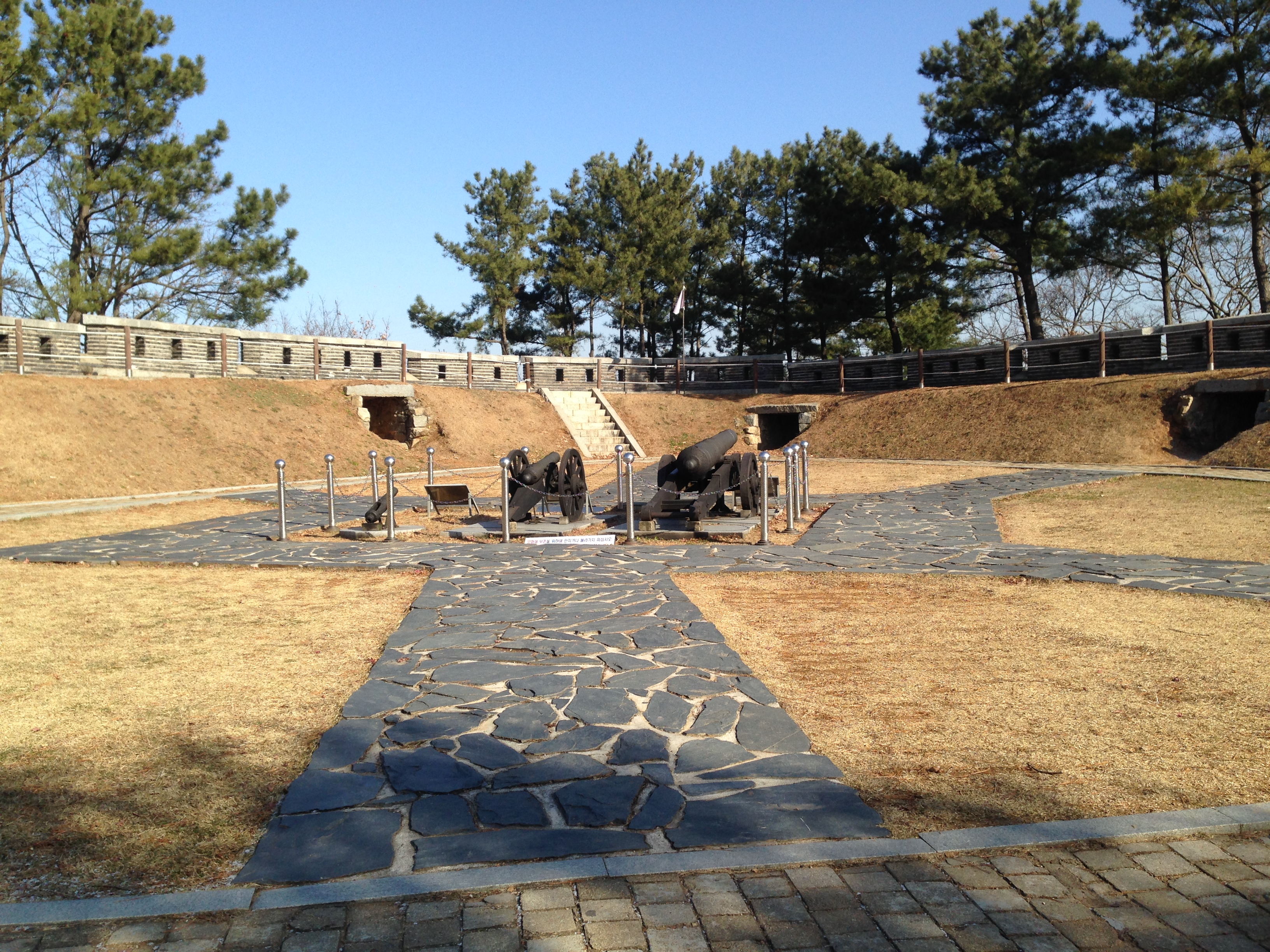 Gwongeumseong Fortress is the site of a castle ruins located on Seoraksan Mountain; it is also known as Onggeumsan Mountain Castle or Toto Castle. Located on the steep Dolsan Mountain of the Seoraksan Sogongwon area, it is believed to have been built in the 13th century. The photo shows part of the fortress interior.