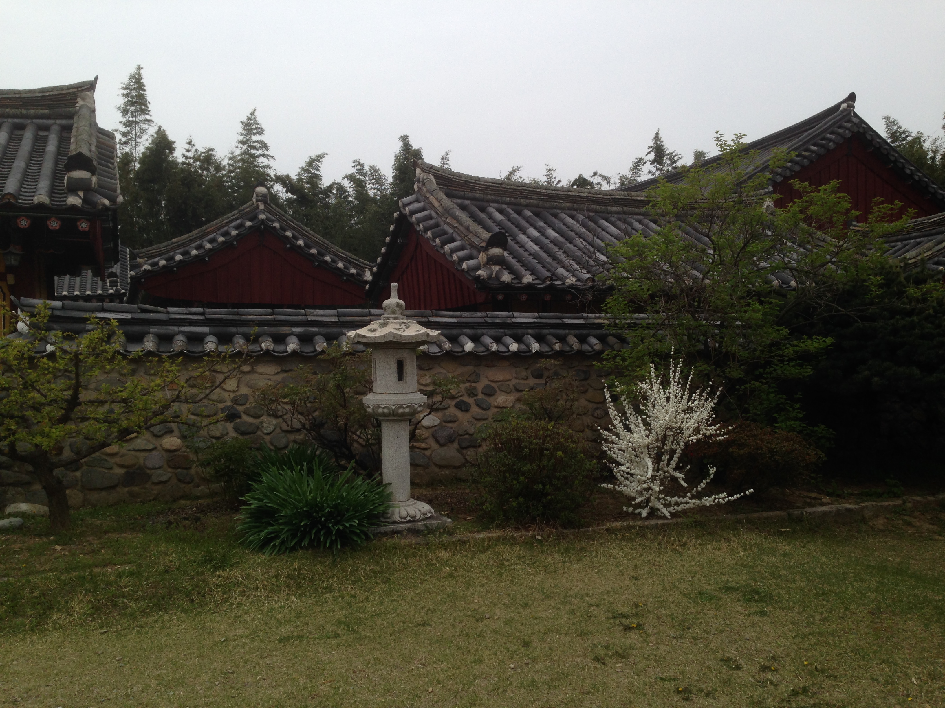 In the same park in Gyeongju as the Tumuli Park is the Sungdeokjong Shrine.  First built in the 1400s, it was burned down by Japanese invaders in 1592 and reconstructed in the 1700s.  

