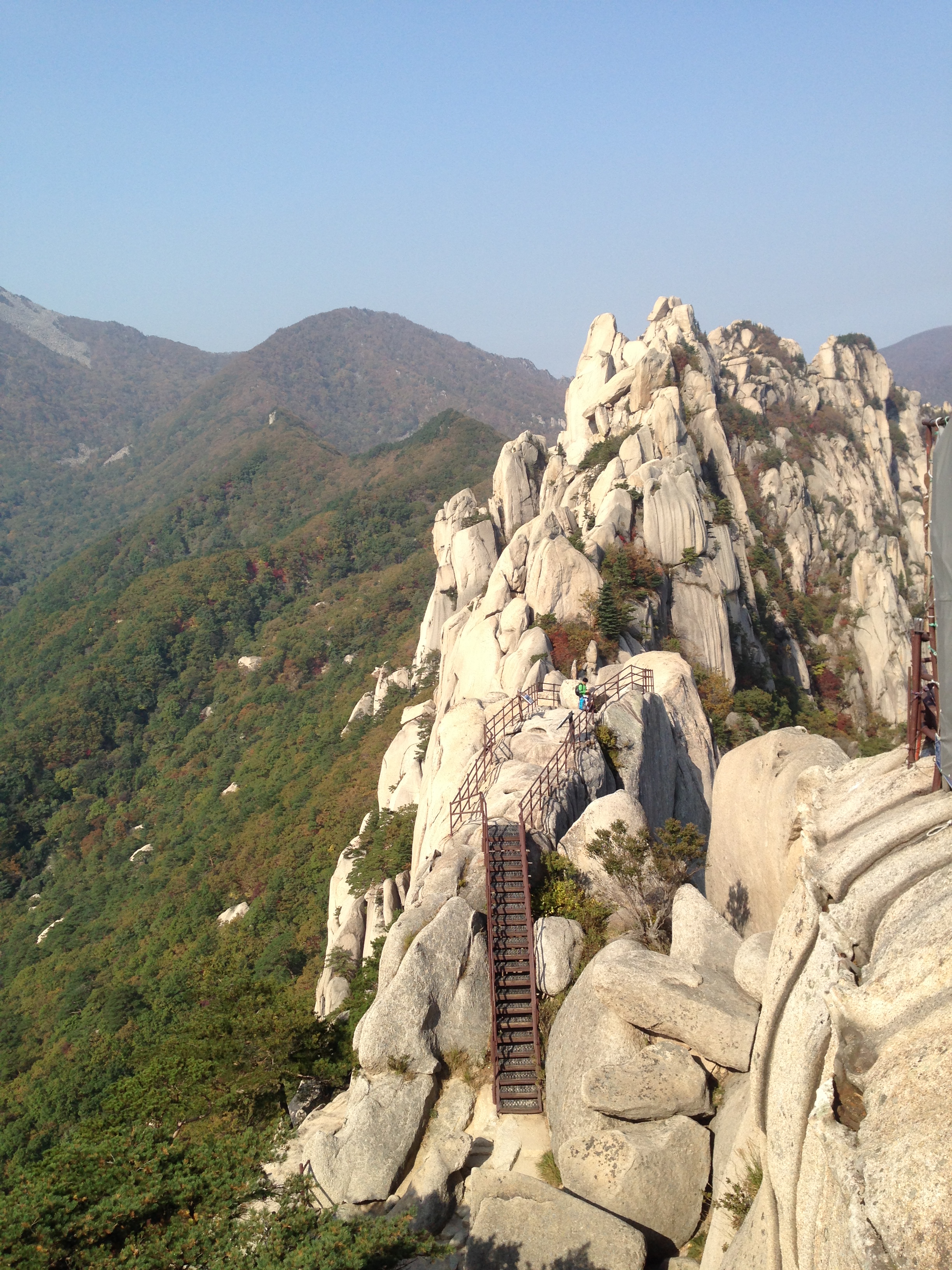 Including its main peak, Daecheongbong (1,708 m), Seoraksan National Park has a total of 30 imposing peaks spread across its territory.  Some of the ridges of the Seorak Mountains have stairways provided to assist visitors and hikers, and to allow for spectacular views.
