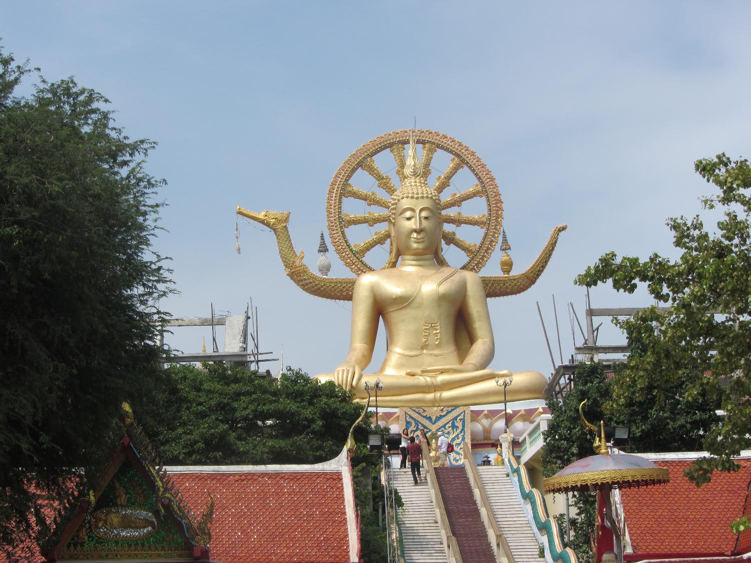 Wat Phra Yai (Big Buddha Temple) in the town of Buphut on the island of Ko Samui. The statue is 12 meters (39 ft) tall. Visitors must ascend and descend the stone stairs without shoes. 